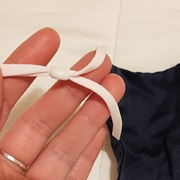 100% Silk Black Face Mask With Adjustable Straps - Picture 3 of 3